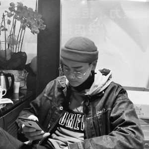 用姐姐的脚帮我射精
